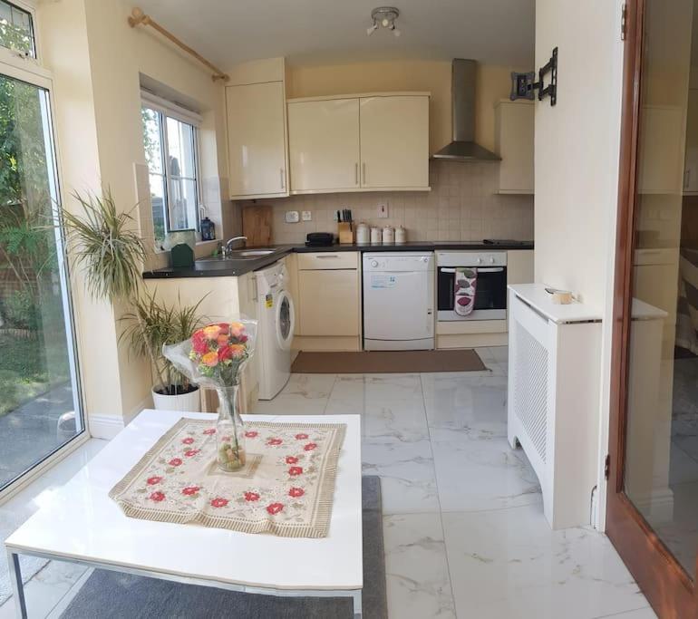 3 Bedroom 3 Bathroom House, Dublin Lucan Exterior foto